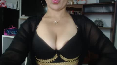 Snapshot of nadia_abaud chatting on 03.08.25 Nadia online show from 03.08.25