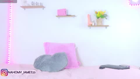 Snapshot of nahomy_james25 chatting on 02.14.25 nahomy_james25 online show from 02.14.25