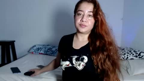 Snapshot of naive_natty1 chatting on 05.06.26 Natalia Flores online show from 05.06.26