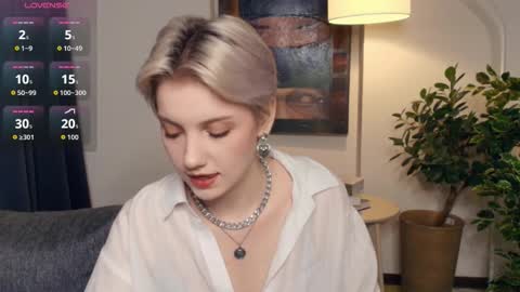 Snapshot of nakishacroshaw chatting on 11.21.25 Kate online show from 11.21.25