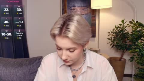 Snapshot of nakishacroshaw chatting on 11.23.25 Kate online show from 11.23.25