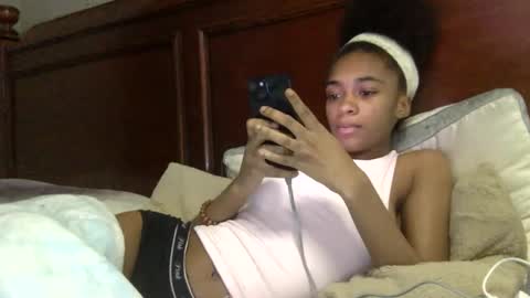 Snapshot of nanaonn chatting on 11.26.25 nanaonn online show from 11.26.25