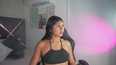 Snapshot of naomigray__ chatting on 04.25.26 Naomi-Gray online show from 04.25.26