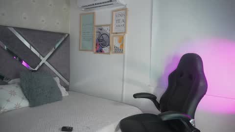 Snapshot of naomigray__ chatting on 04.28.26 Naomi-Gray online show from 04.28.26