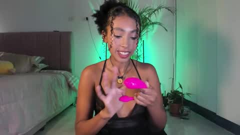 Snapshot of naomii1020 chatting on 11.12.25 Naomii online show from 11.12.25