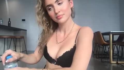 Snapshot of naomirhoades chatting on 02.04.25 naomirhoades online show from 02.04.25