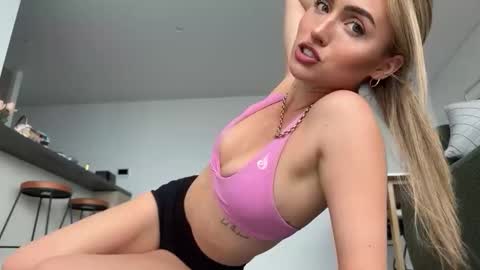 Snapshot of naomirhoades chatting on 02.04.25 naomirhoades online show from 02.04.25