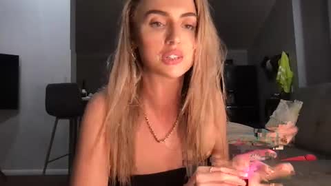 Snapshot of naomirhoades chatting on 02.27.25 naomirhoades online show from 02.27.25