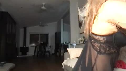 Snapshot of naomirhoades chatting on 03.08.25 naomirhoades online show from 03.08.25