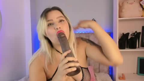 Snapshot of naomisanz_ chatting on 06.26.26 Laura online show from 06.26.26