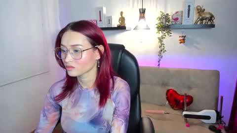 Snapshot of naomy_hot04 chatting on 05.11.26 naomy online show from 05.11.26