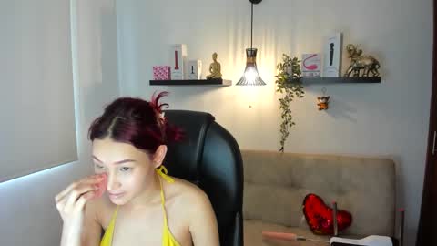 Snapshot of naomy_hot04 chatting on 05.17.26 naomy online show from 05.17.26