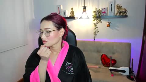Snapshot of naomy_hot04 chatting on 05.19.26 naomy online show from 05.19.26