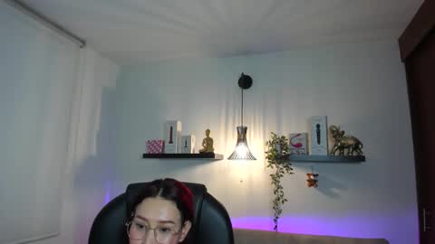 Snapshot of naomy_hot04 chatting on 05.27.26 naomy online show from 05.27.26