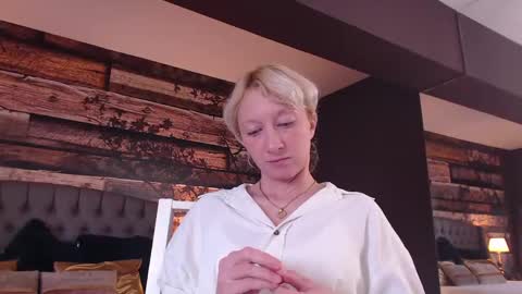 Snapshot of natalie_bitton chatting on 05.11.26 Natalie online show from 05.11.26