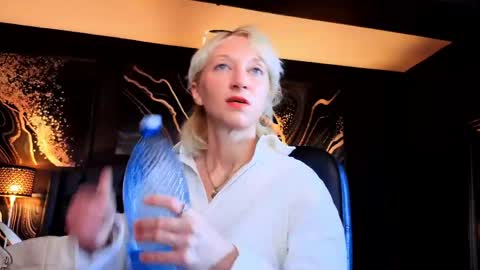 Snapshot of natalie_bitton chatting on 05.25.26 Natalie online show from 05.25.26