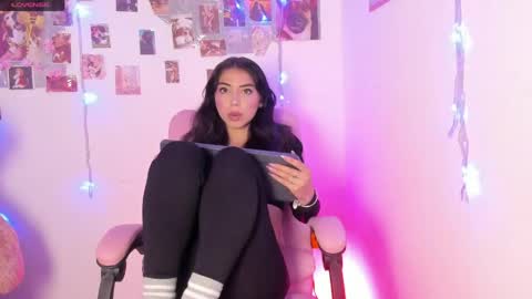 Snapshot of natalie_jaensen chatting on 04.14.26 online show from 04.14.26