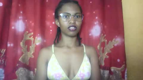 Snapshot of nathalie004 chatting on 09.24.25 nathalie004 online show from 09.24.25