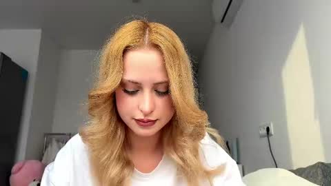 Snapshot of natishaelliston chatting on 05.14.26 Mia online show from 05.14.26