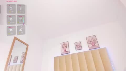 Snapshot of natti_london chatting on 09.15.25 natti_london online show from 09.15.25