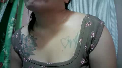 Snapshot of naughtymom_33 chatting on 04.28.26 naughtymom_33 online show from 04.28.26
