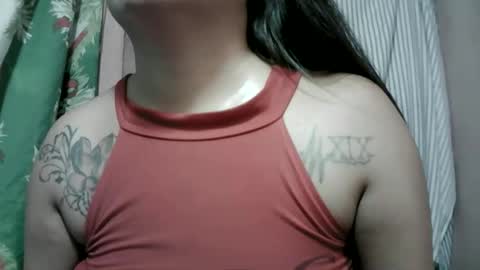 Snapshot of naughtymom_33 chatting on 05.05.26 naughtymom_33 online show from 05.05.26