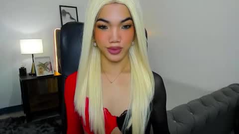 Snapshot of naughtyvixennova chatting on 10.13.25 Cassie online show from 10.13.25