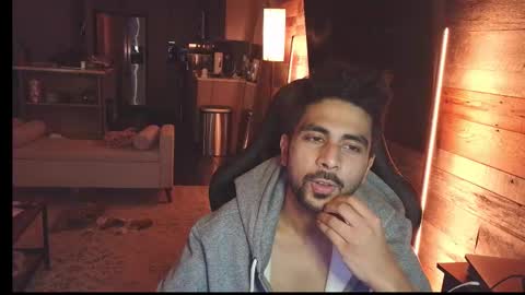 Snapshot of neilsing chatting on 12.18.25 neil online show from 12.18.25