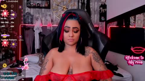 Snapshot of nekomisaki chatting on 12.12.24 Miah online show from 12.12.24