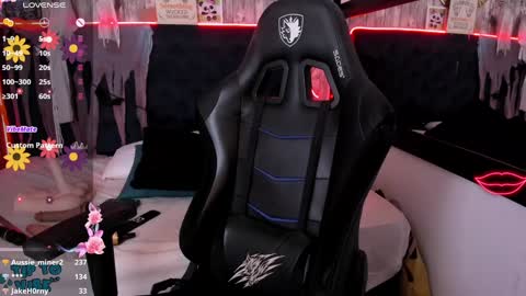 Snapshot of nekomisaki chatting on 12.20.24 Miah online show from 12.20.24