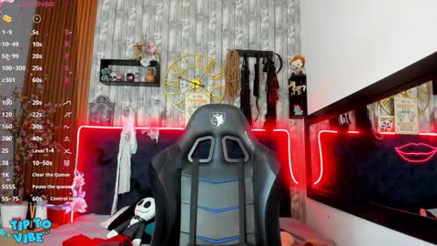 Snapshot of nekomisaki chatting on 01.12.25 Miah online show from 01.12.25