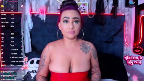 Snapshot of nekomisaki chatting on 01.12.25 Miah online show from 01.12.25