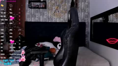 Snapshot of nekomisaki chatting on 03.10.25 Miah online show from 03.10.25