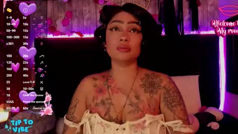 Snapshot of nekomisaki chatting on 11.23.25 Miah online show from 11.23.25