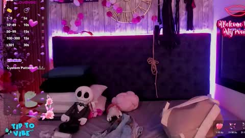 Snapshot of nekomisaki chatting on 11.25.25 Miah online show from 11.25.25