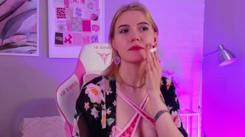 Snapshot of nellloyns chatting on 03.09.25 Nelly online show from 03.09.25