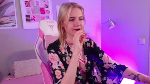 Snapshot of nellloyns chatting on 03.10.25 Nelly online show from 03.10.25