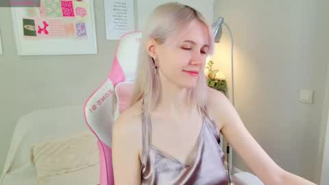 Snapshot of nellloyns chatting on 10.19.25 Nelly online show from 10.19.25