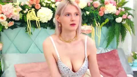 Snapshot of nellloyns chatting on 10.20.25 Nelly online show from 10.20.25