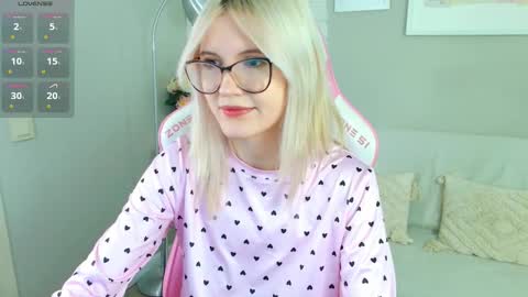 Snapshot of nellloyns chatting on 11.16.25 Nelly online show from 11.16.25