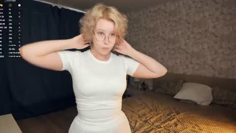 Snapshot of nelly_gloss chatting on 06.18.26 nelly_gloss online show from 06.18.26