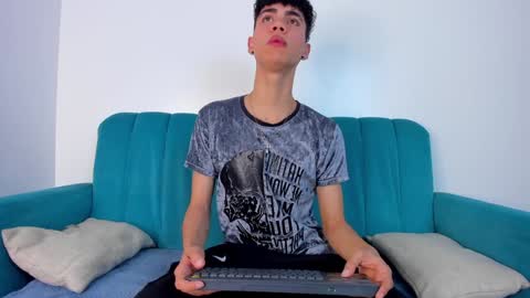 Snapshot of neoraptis chatting on 12.17.24 NeoRaptis jhonatan online show from 12.17.24