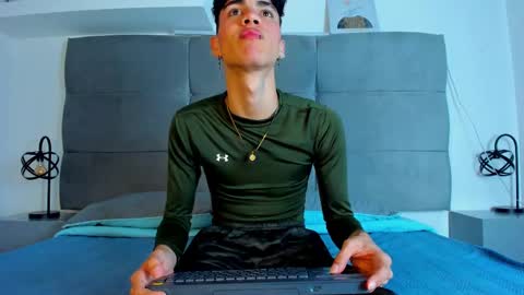 Snapshot of neoraptis chatting on 02.13.25 NeoRaptis jhonatan online show from 02.13.25