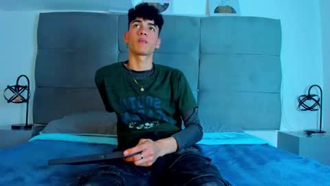 Snapshot of neoraptis chatting on 02.14.25 NeoRaptis jhonatan online show from 02.14.25