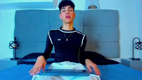 Snapshot of neoraptis chatting on 02.18.25 NeoRaptis jhonatan online show from 02.18.25