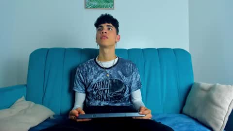 Snapshot of neoraptis chatting on 02.19.25 NeoRaptis jhonatan online show from 02.19.25