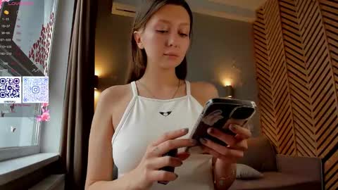 Snapshot of nerenuu_ chatting on 09.25.25 Nessa online show from 09.25.25