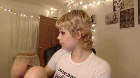 Snapshot of neurotic_witch chatting on 03.08.25 Mar online show from 03.08.25