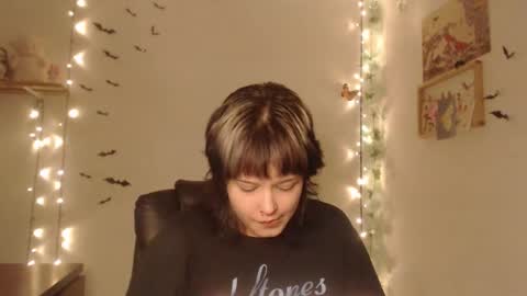 Snapshot of neurotic_witch chatting on 10.26.25 Mar online show from 10.26.25