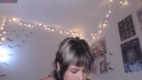 Snapshot of neurotic_witch chatting on 11.11.25 Mar online show from 11.11.25